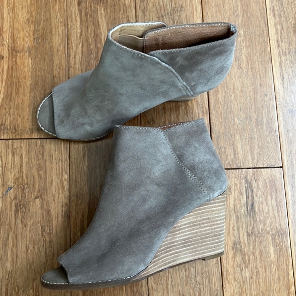NEW LUCKY BRAND Jezzah Peep Toe Wedge Bootie Sz 8.5 - Taupe